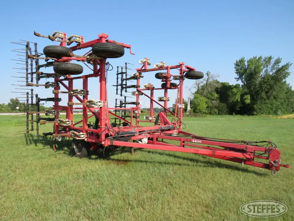 Wil-Rich 4400 Chisel Plow