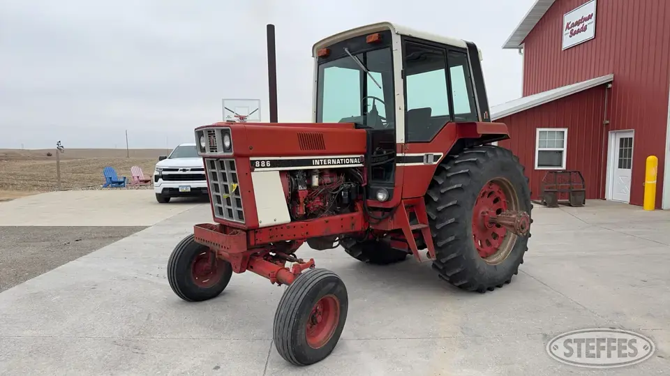 1976 International 886 2WD Tractor