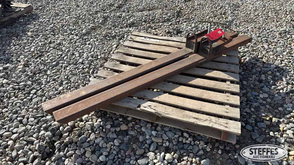 Clamp-on pallet forks Tractor Loaders and Attachment
