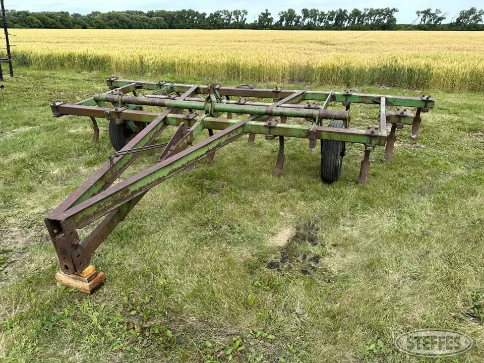 John Deere 100 Chisel Plow