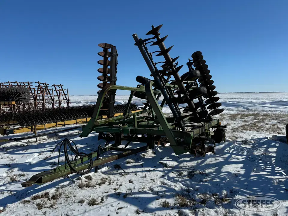 John Deere 335 Disc