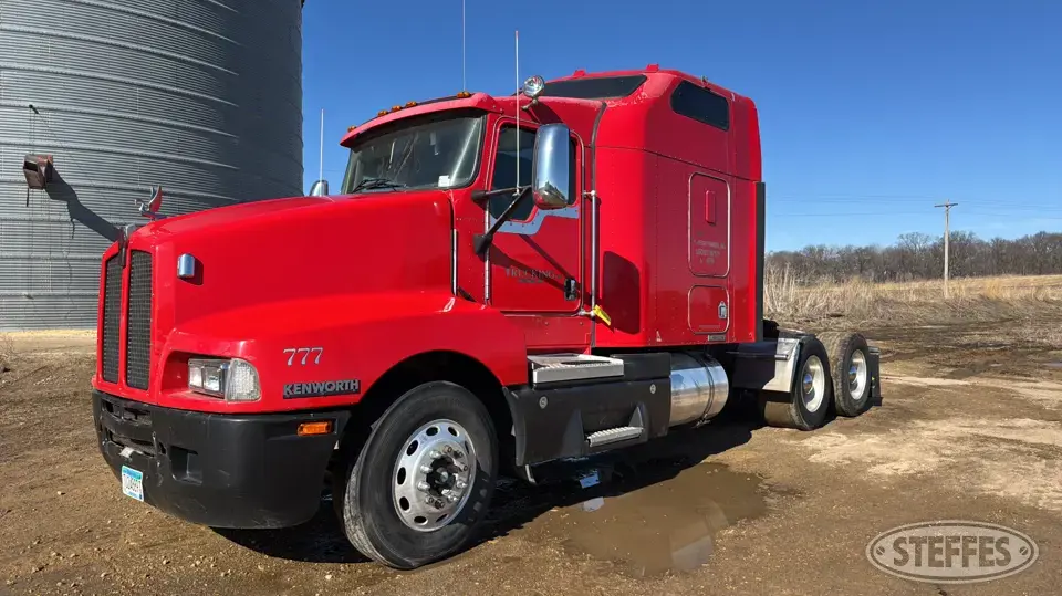 2005 Kenworth T600 Conventional Truck with Sleeper