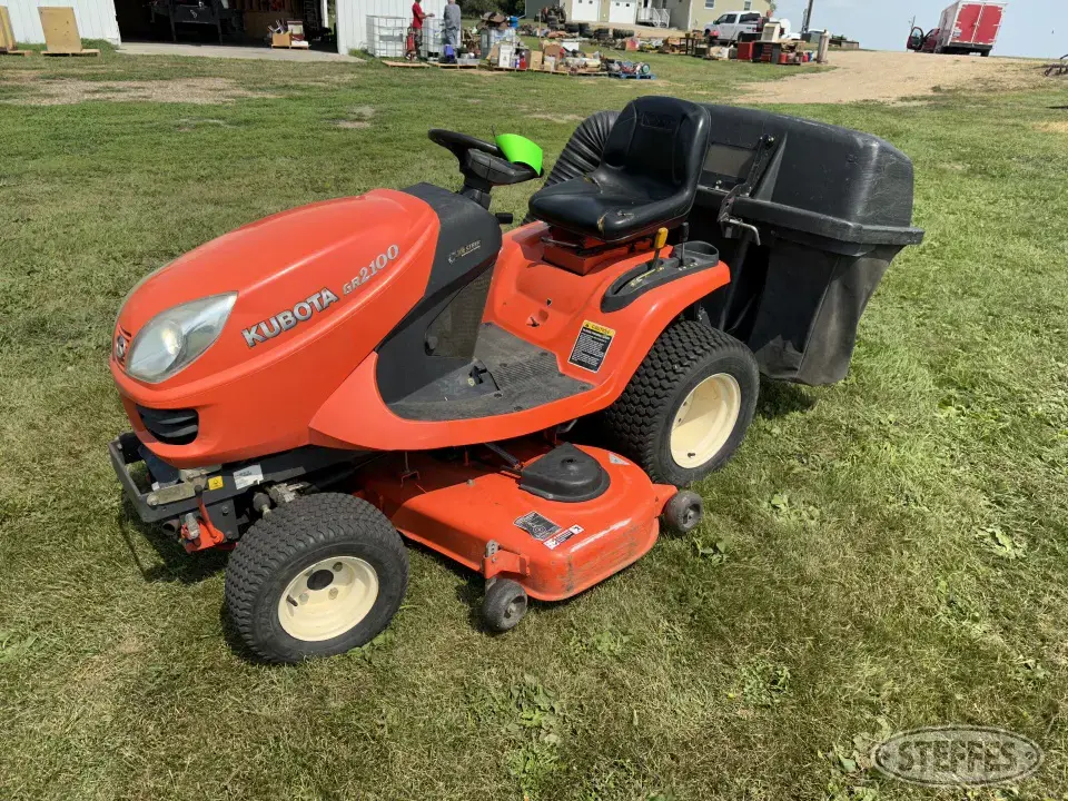 Kubota GR2100 Lawn Tractor