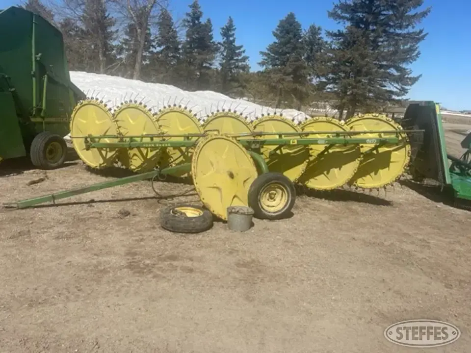 John Deere 567 Rake