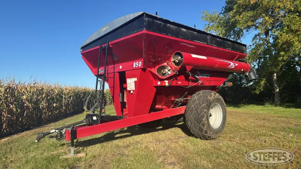 2012 Demco 850 Grain Cart