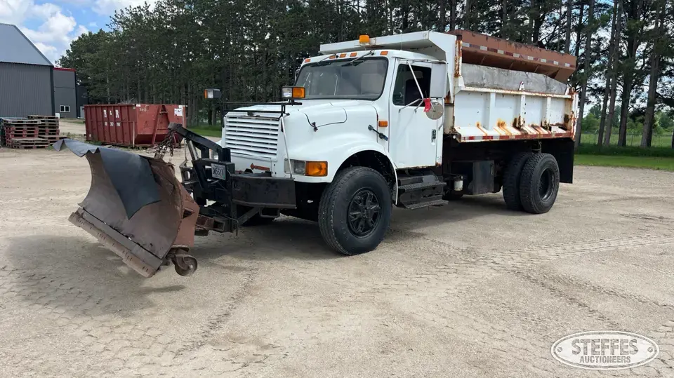 1992 International 4900 4x2 Plow-Spreader Truck