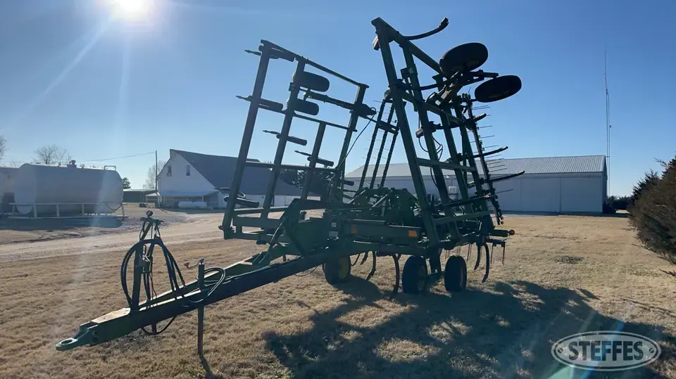 John Deere 680 Chisel Plow
