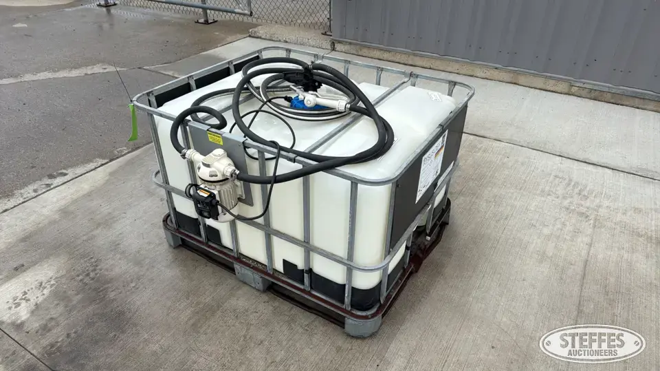 Approx. 175 gal. DEF tote DEF Tank