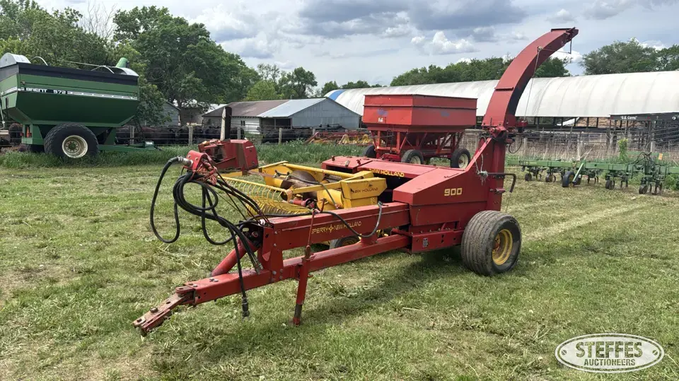 New Holland 900 Pull-Type Harvester