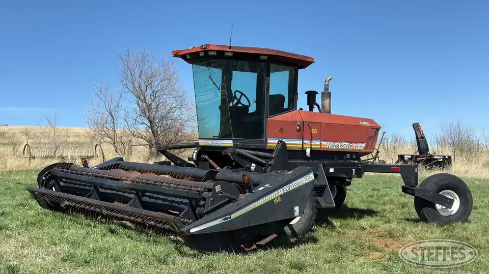 1997 MacDon 9300 Self-Propelled Swather