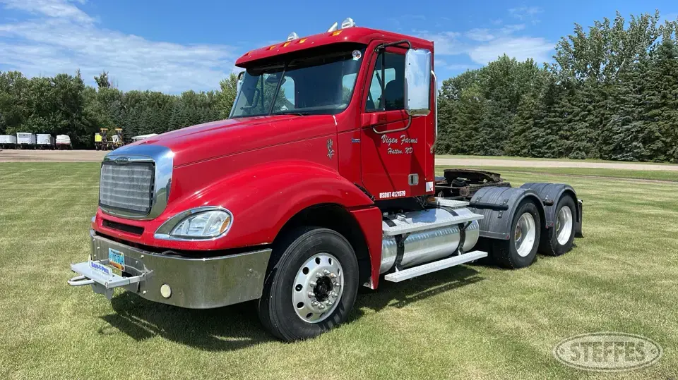 2007 Freightliner Columbia Conventional Truck without Sleeper