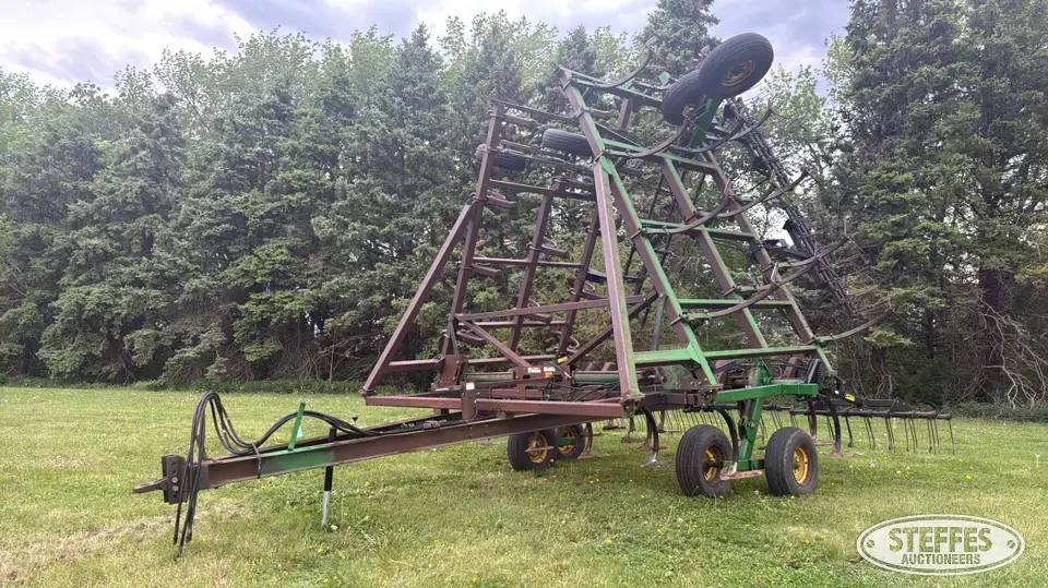 John Deere 610 Chisel Plow