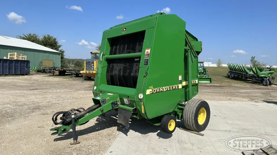 2000 John Deere 566 Round Baler