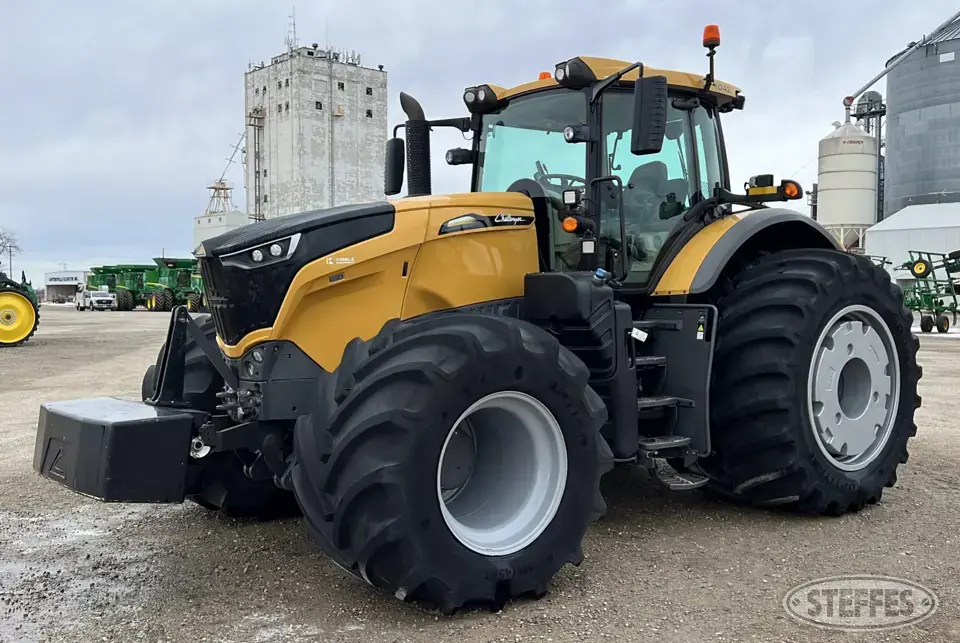 2017 Challenger 1042 MFWD Tractor