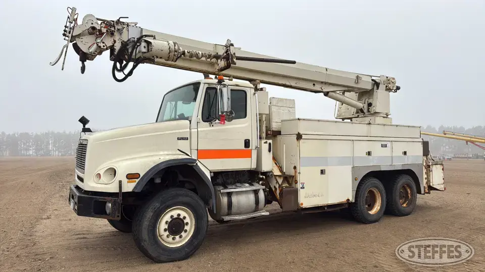 2000 Freightliner FL112 Digger Derrick Truck