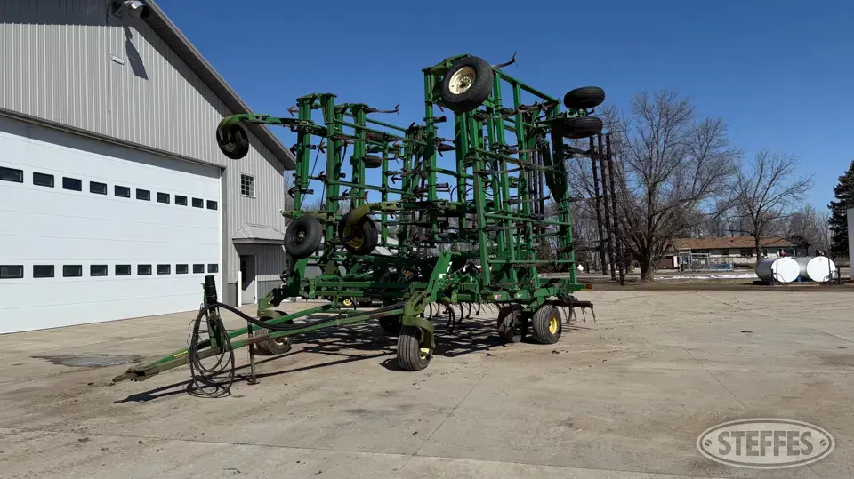 John Deere 2200 Field Cultivator