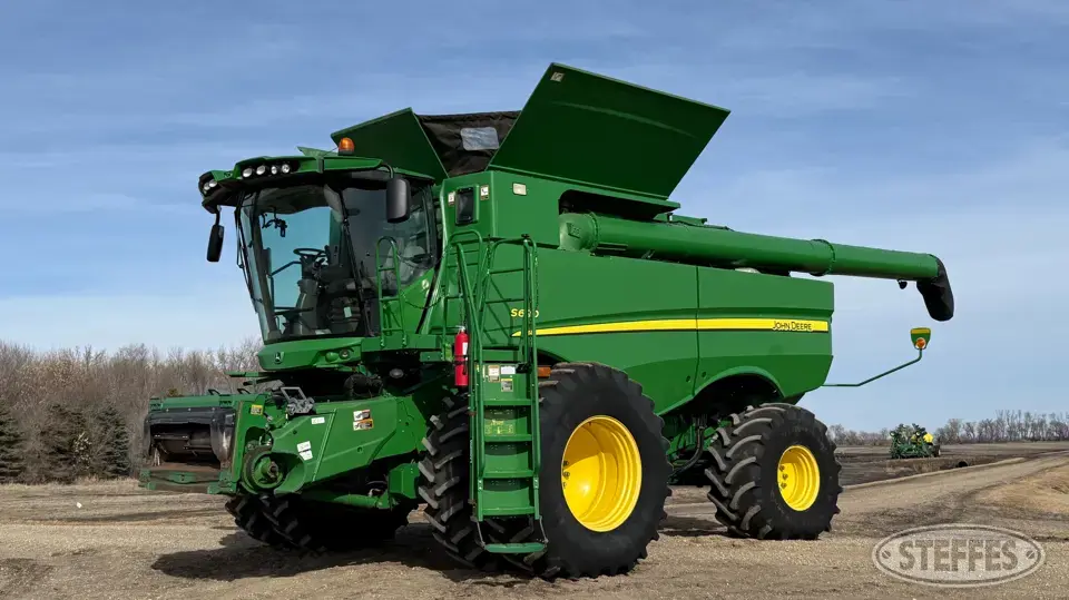2013 John Deere S690 Combine