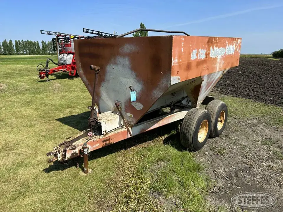 Dempster 560 Pull-Type Dry Spreader