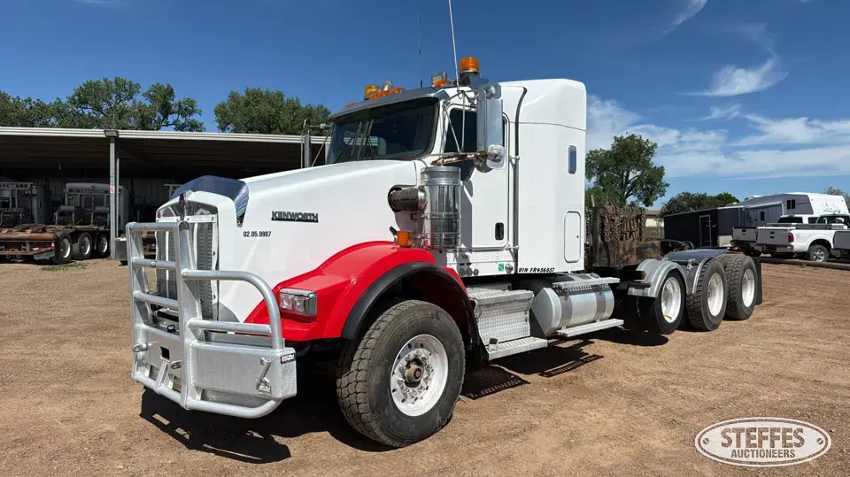 2015 Kenworth T800 Conventional Truck with Sleeper