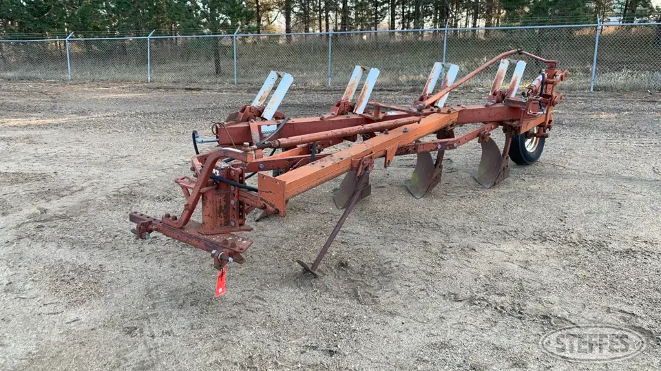 International 700 Plow