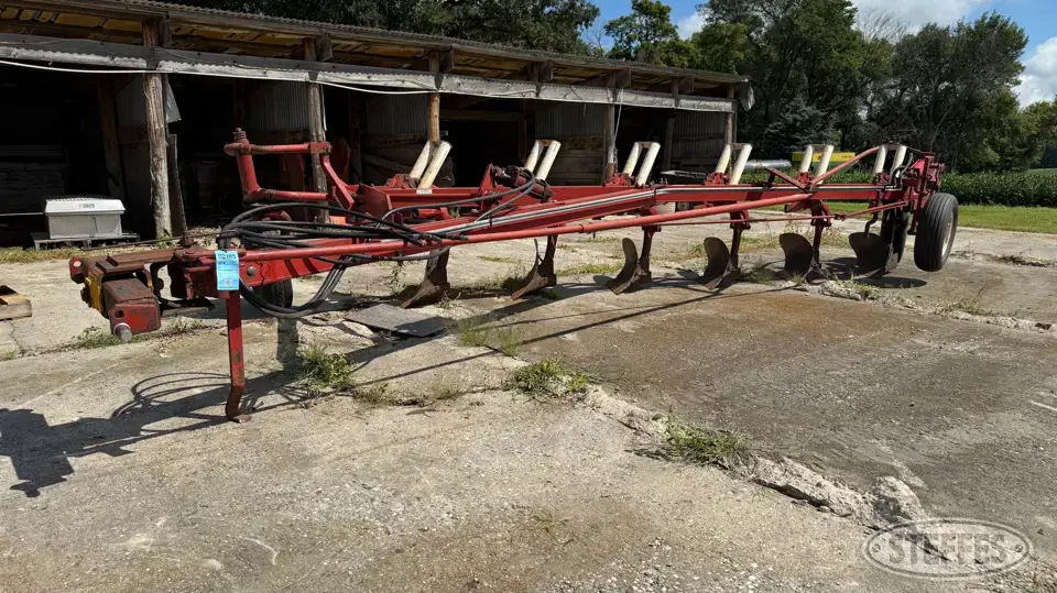 International 710 Automatic Plow
