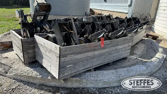 (24) Kinze planter row shanks