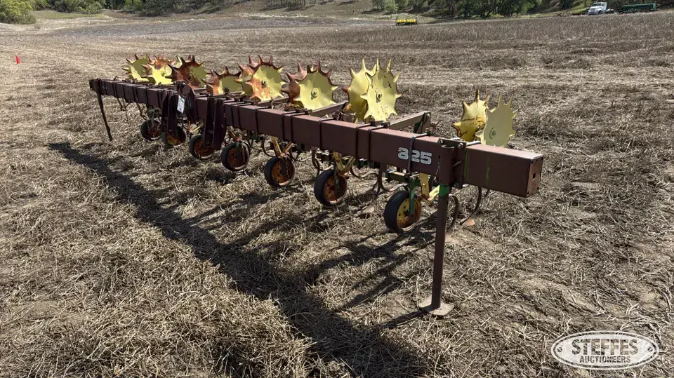 John Deere 825 Row Crop Cultivator