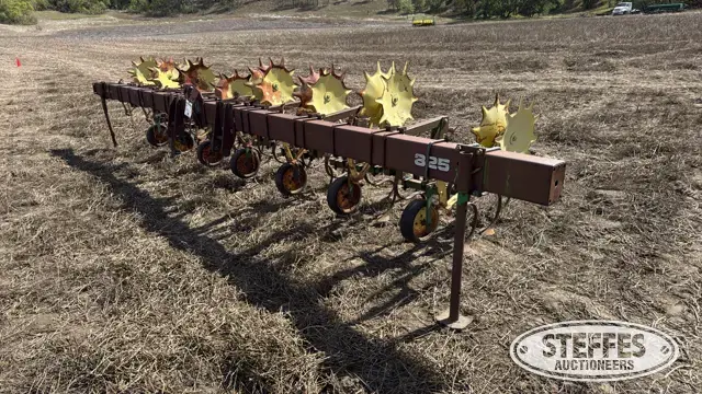 John Deere 825 row crop cultivator