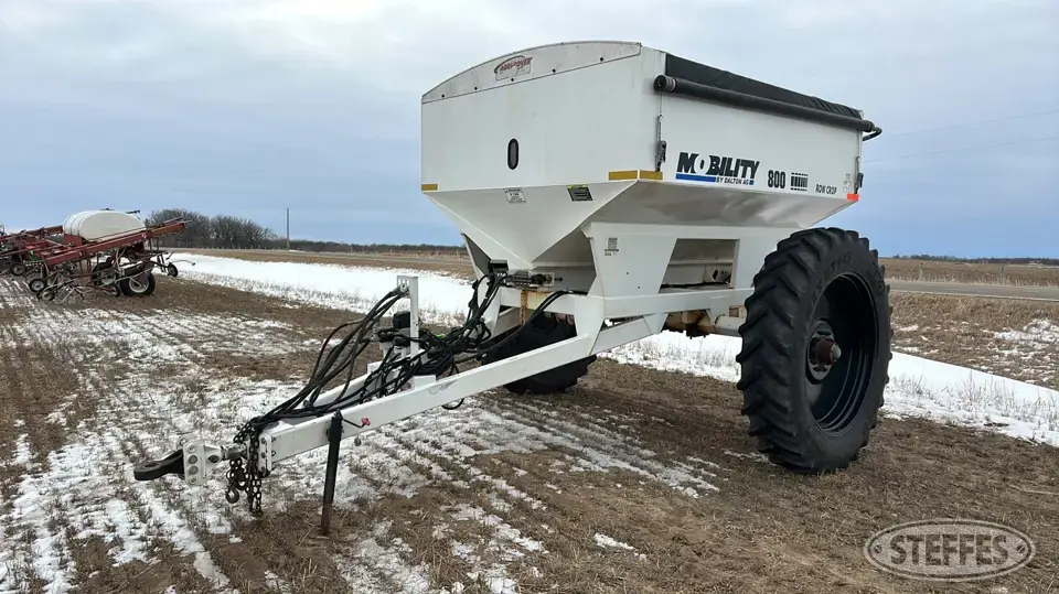 Mobility 800 Pull-Type Dry Spreader