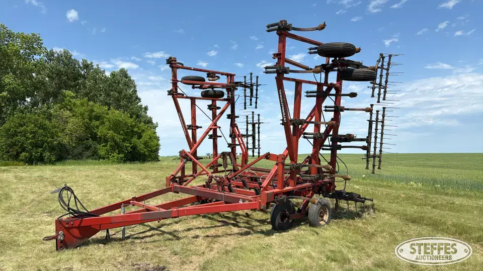 International 5500 Chisel Plow
