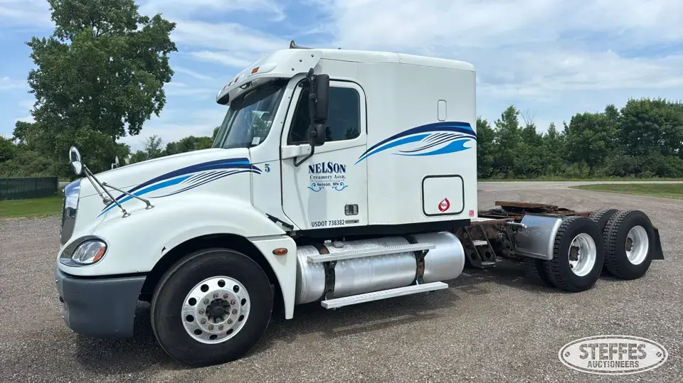 2006 Freightliner Columbia 120 Conventional Truck with Sleeper
