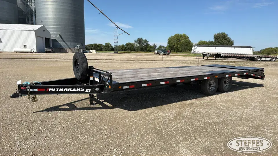 2026 PJ F8242 Flatbed Trailer