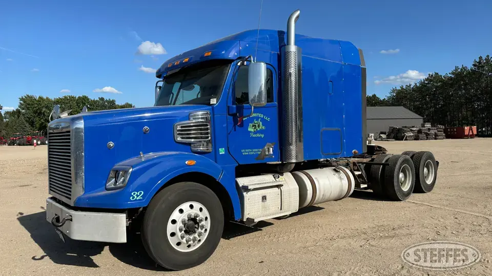 2014 Freightliner Coronado SD Conventional Truck with Sleeper
