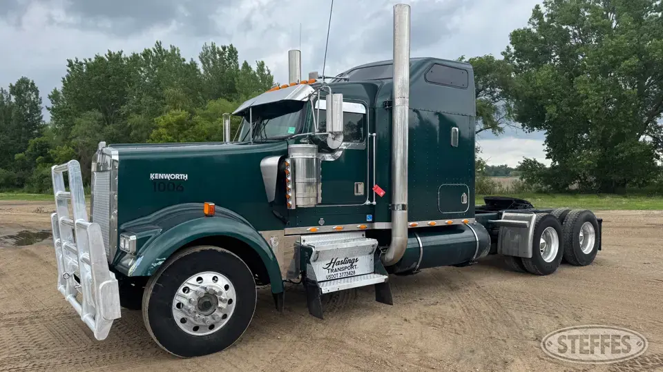 2000 Kenworth W900 Conventional Truck with Sleeper