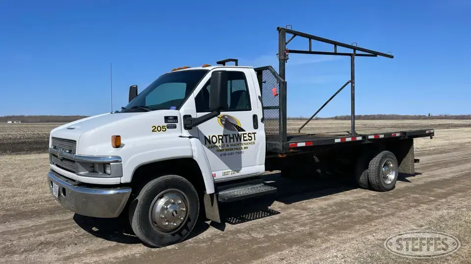 2005 GMC C5500 Flatbed Truck