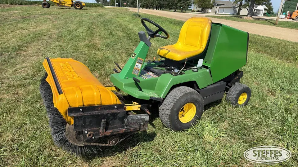 John Deere F735 Lawn Tractor