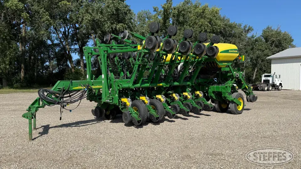 2004 John Deere 1790 12 or More Row Planter