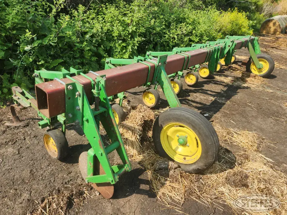 John Deere 825 Row Crop Cultivator