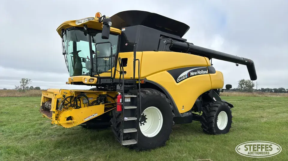 2005 New Holland CR 970 Combine