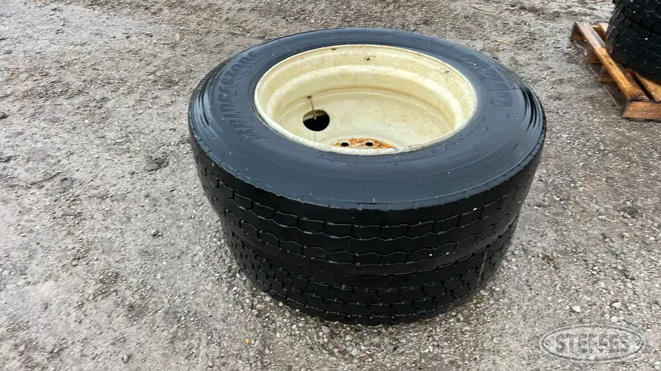 (2) Bridgestone 285/75R24.5 tires Truck Tire