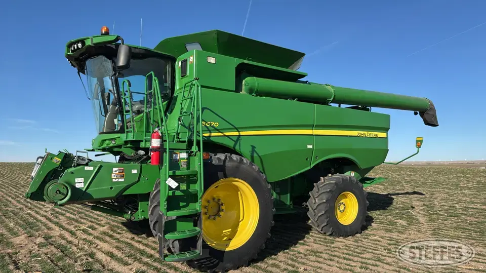 2016 John Deere S670 Combine