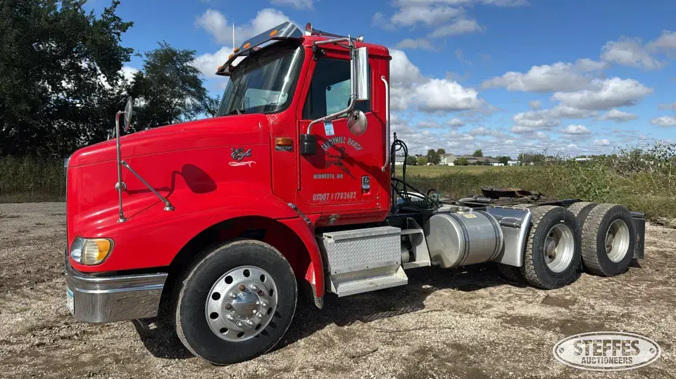 2001 International 9200i Conventional Truck without Sleeper