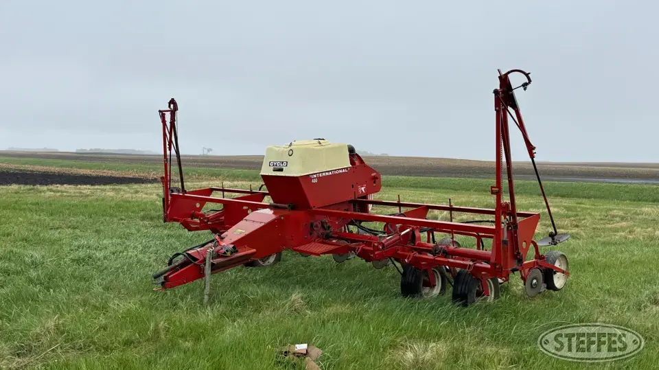 International 400 Cyclo Less Than 12 Row Planter