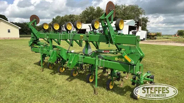 John Deere 845