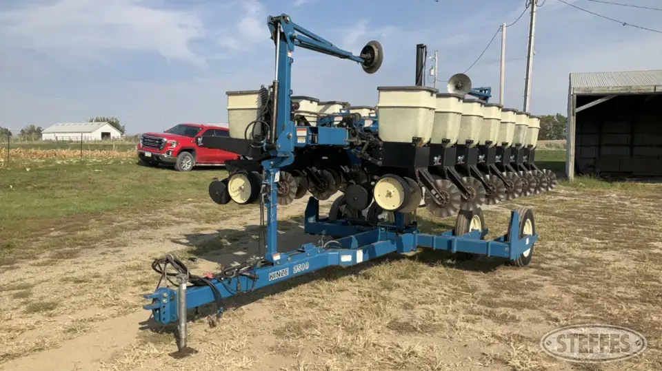 1998 Kinze 2500 12 or More Row Planter