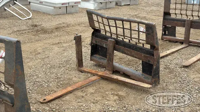 Bobcat skid steer pallet forks