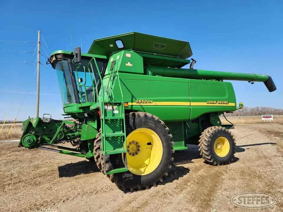 2000 John Deere 9650 Combine