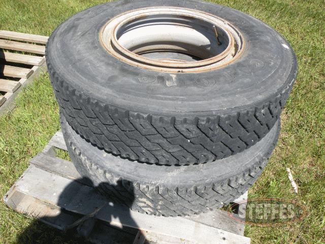 (2)-11R22-5-tires_1.jpg