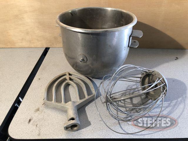 Mixer-bowl--beater-paddle--and-wire-whip-_1.jpg