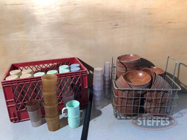 Salad-bowls--cups--and-mugs-sells-w--crate-and-wire-basket-(see-photos-for-details)_1.jpg